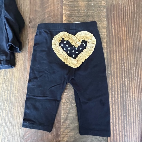 Random Hearts Black & Gold Baby Girl Outfit - Picture 5 of 7